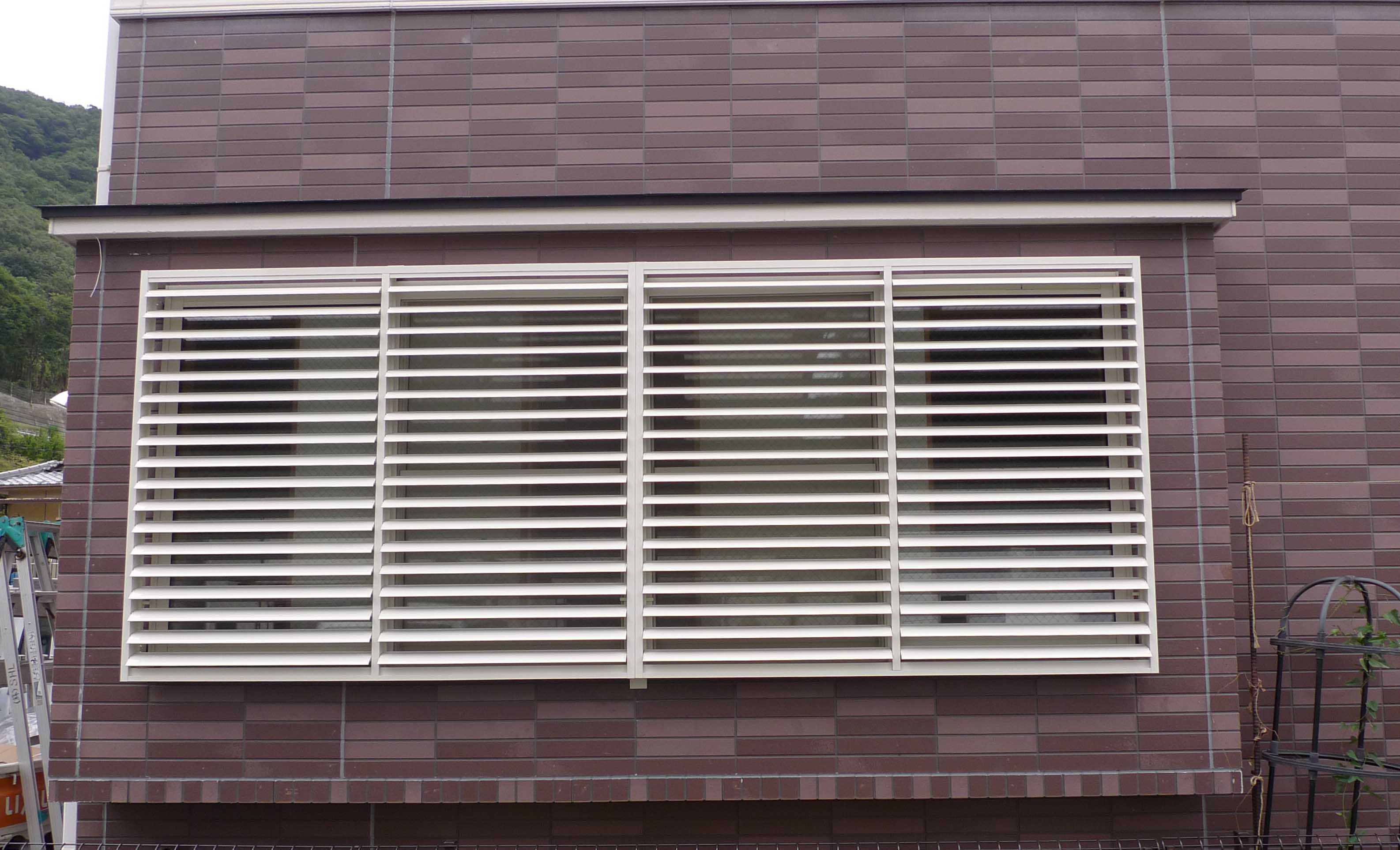 窓の目隠し、玄関の網戸の取付工事 Reform Store