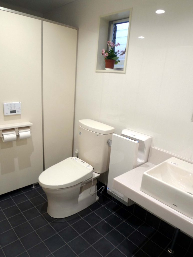 工場のトイレのリフォーム 高速道路のパーキングエリアを目指したトイレ Reform Store
