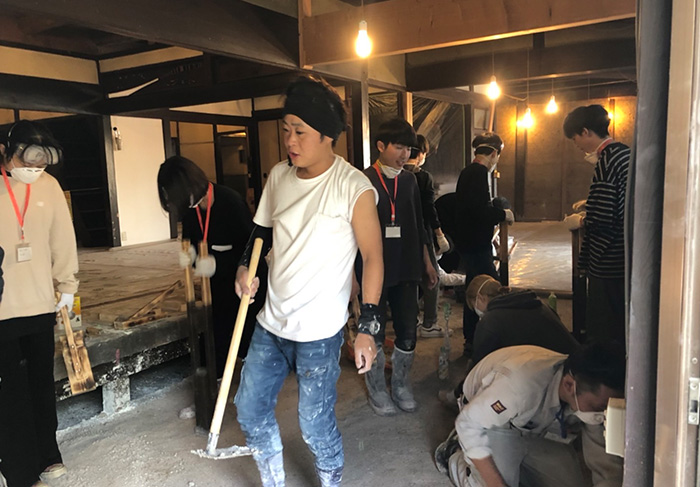広島大学 スマート町屋プロジェクト土間に三和土（たたき）を施工するワークショップ